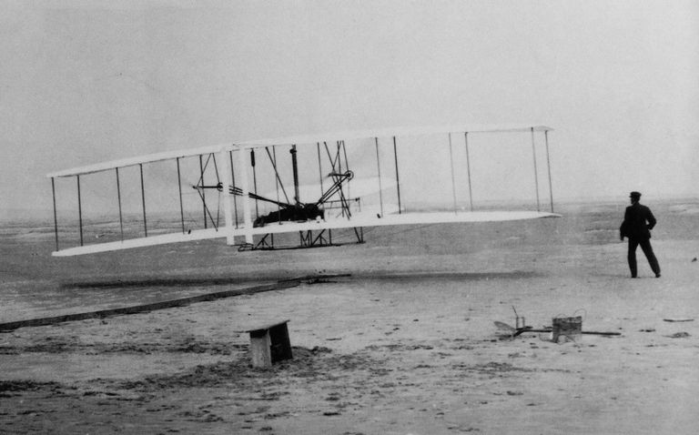 Vennad Wright’id sooritasid esimese mootorlennu maailmas