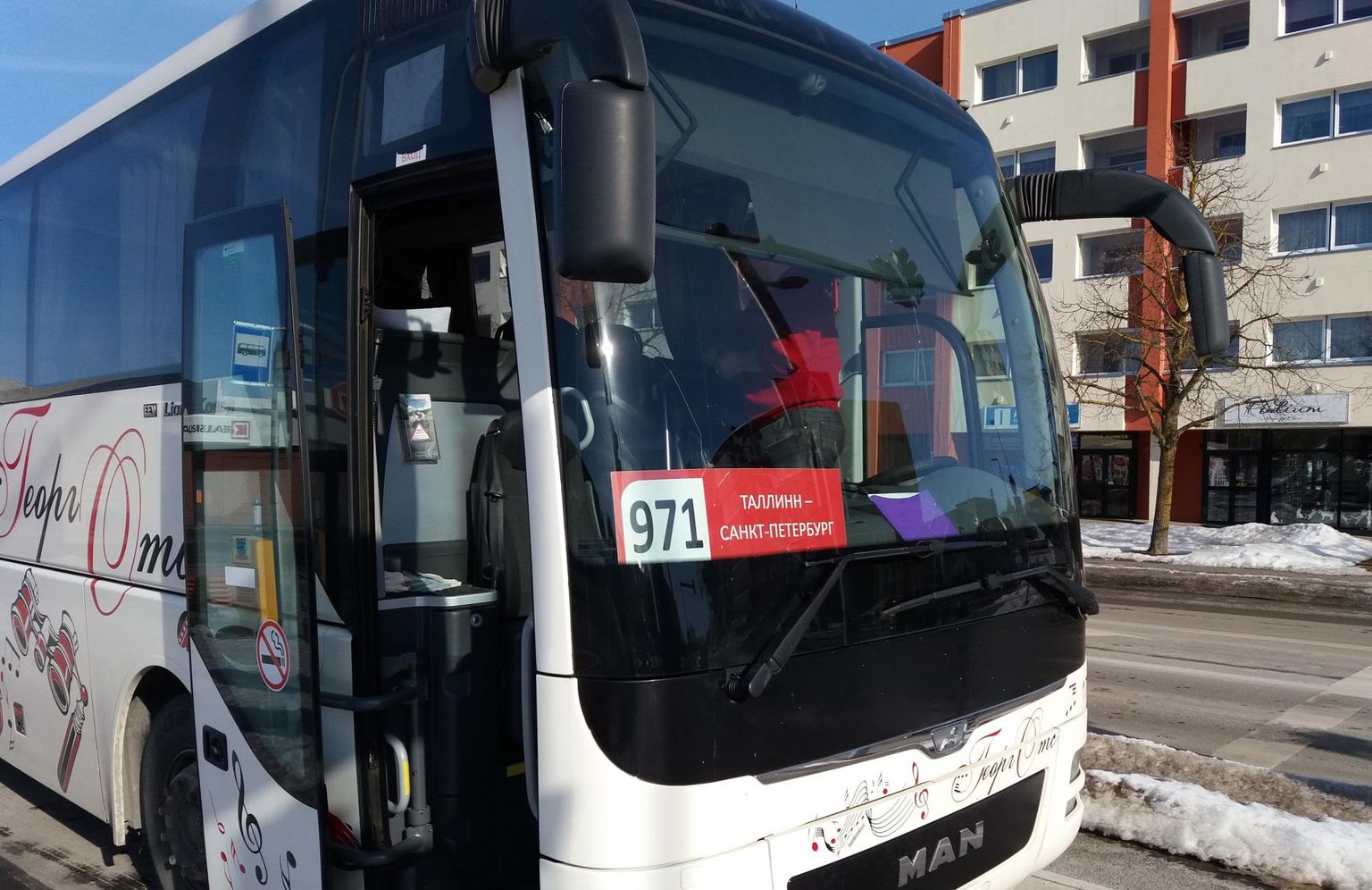 Vene bussifirma Tallinna-Peterburi liini buss Rakveres.