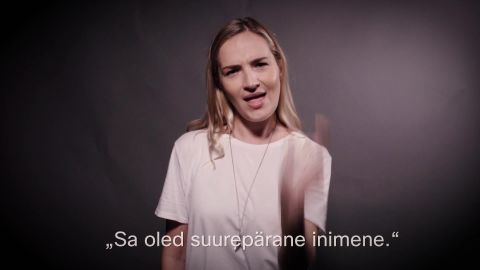 Marta Laan näitab ette, kuidas öelda viipekeelt kõnelevale inimesele komplimente. Marta Laan näitab ette, kuidas öelda viipekeelt kõnelevale inimesele komplimente.