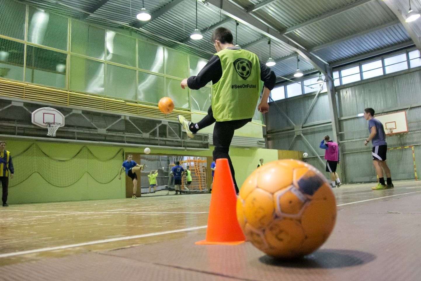 Тренировка начинающих футзальцев Narva United в спортзале Нарвского языкового лицея.