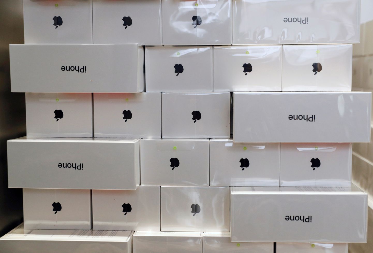 Uute iPhone X mudelite karbid.