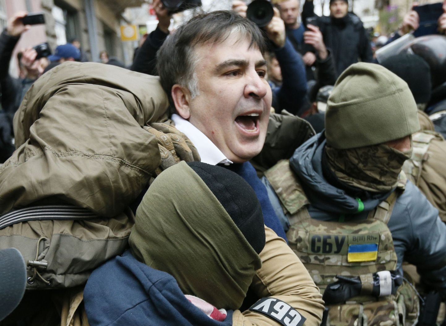Mihheil Saakašvili Ukraina kaitsepolitseinike haardes täna Kiievi oma kodumaja ees.