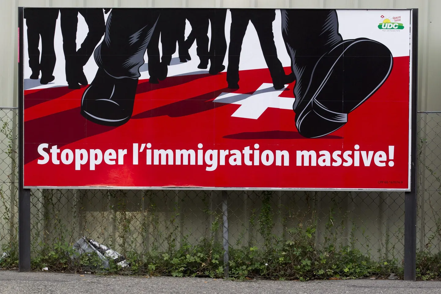 Pildil massilise immigratsiooni tõkestamist nõudev valimisplakat Šveitsis.