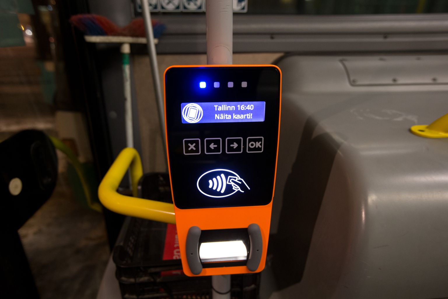 QR-koodi lugejaga validaator linnaliinibussis.