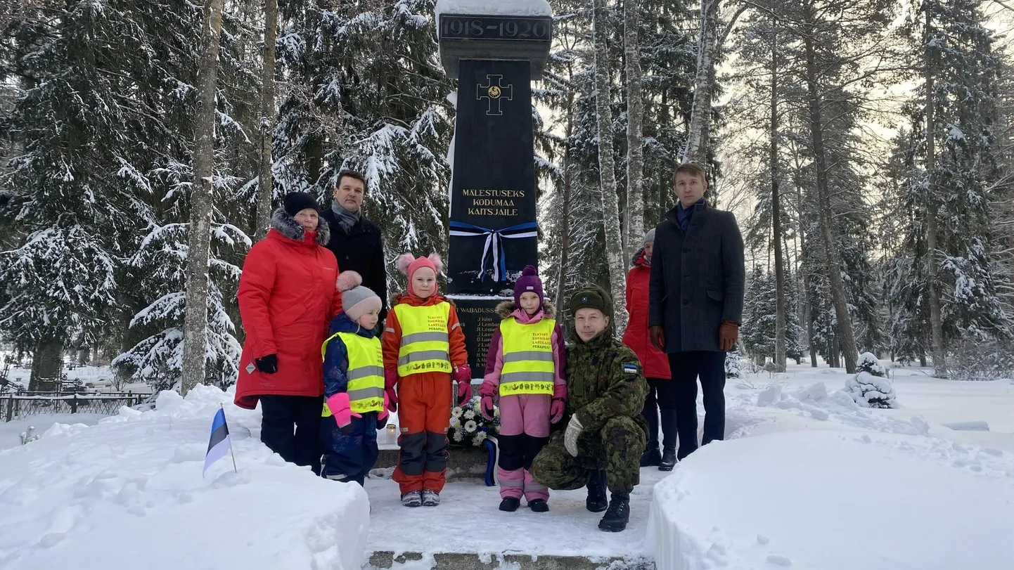 Tartu rahu aastapäeva tulid tähistama ka Haljala lasteaia Pesapuu lapsed.