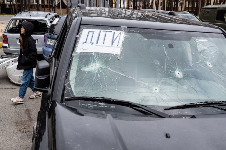 Обстрелянная оккупантами машина с надписью «Дети» на лобовом стекле. Апрель 2022 года.