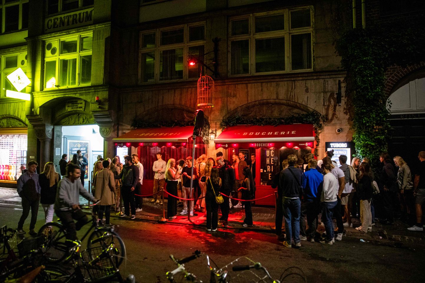 Taani noored Kopenhaagenis Vestergade tänaval La Boucherie ööklubi juures. 10. septembrist tühistab Taani kõik koroonapiirangud