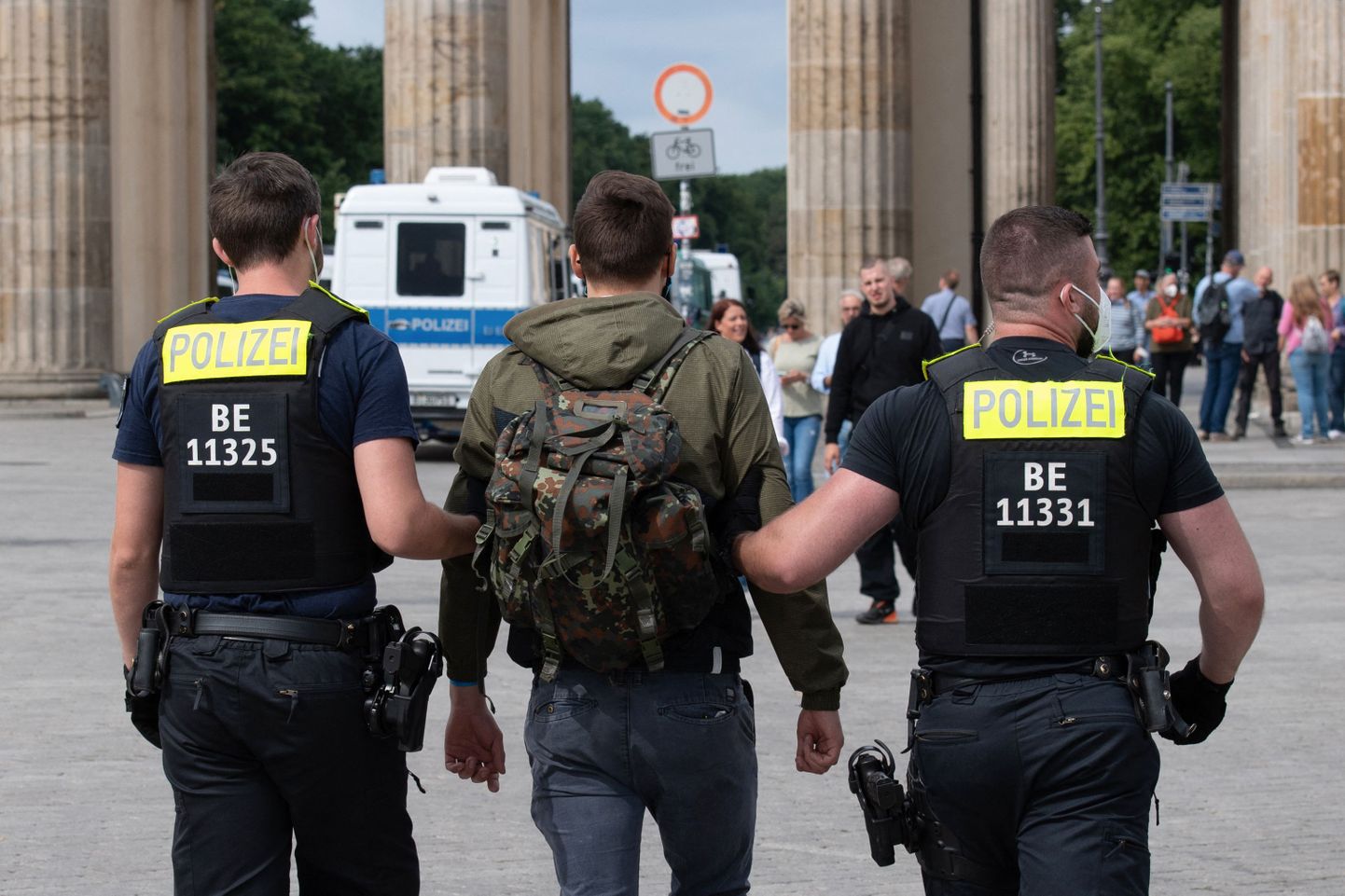 Saksa politsei augustis toimunud piirangutevastasel meeleavaldusel inimesi vahistamas.