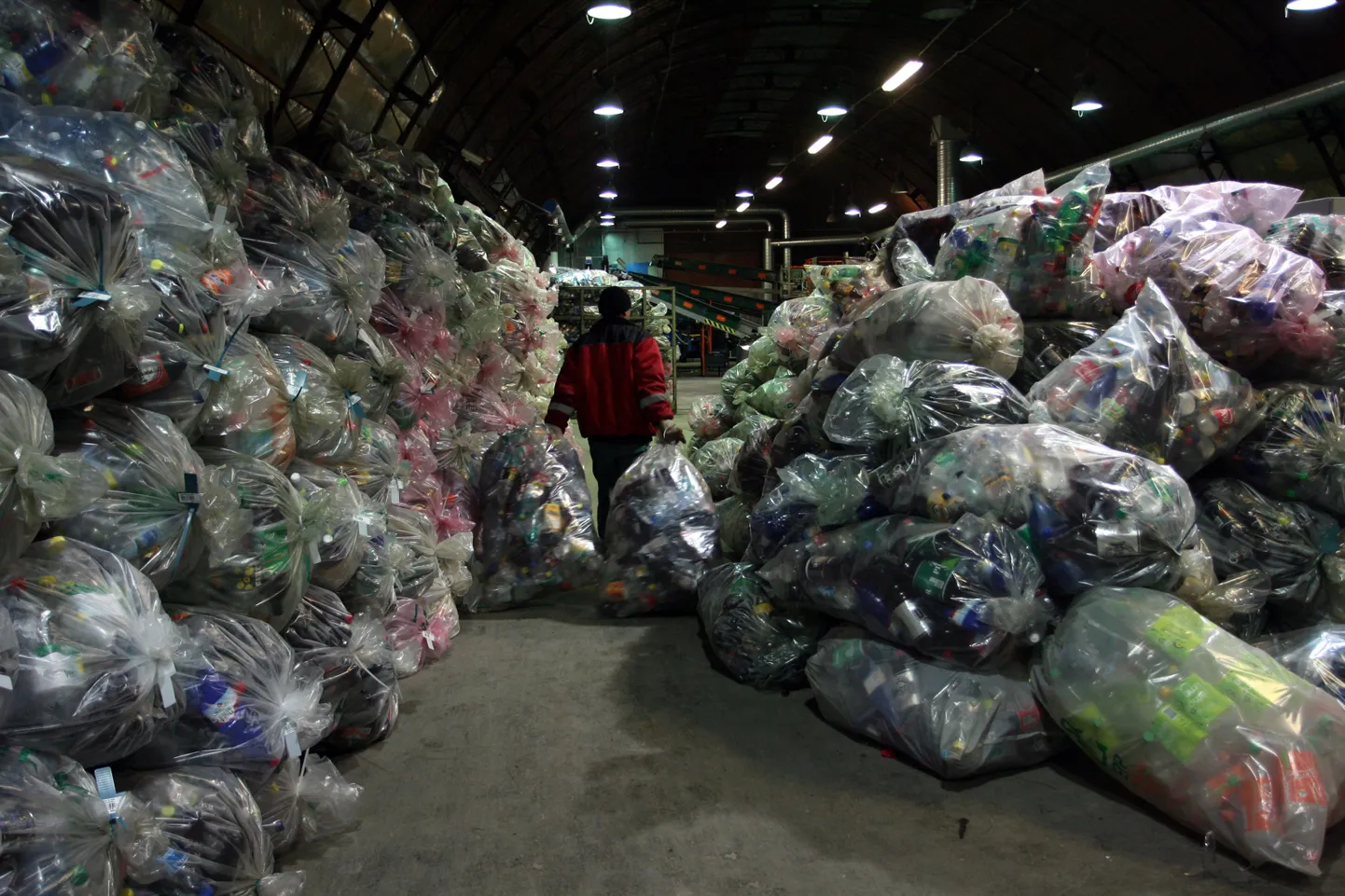 Eesti Pandipakendi sorteerimiskeskuses kõrguvad suurtesse kilekottidesse pakituna taarakuhjad.