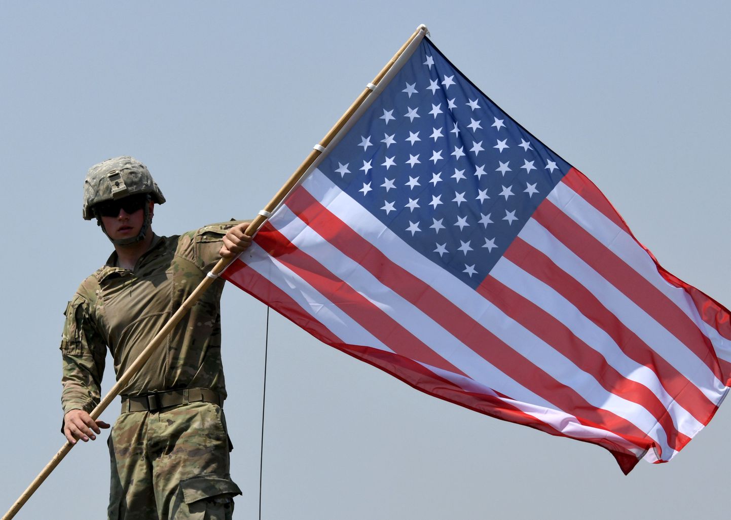 USA sõjaväelane USA lippu kandmas.