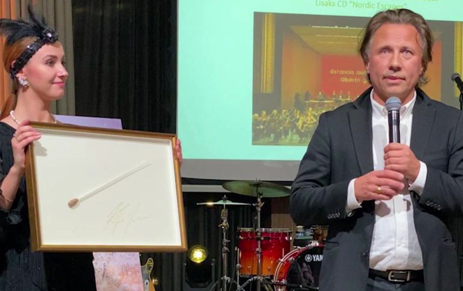 Dirigent Kristjan Järvi andis heategevuslikule oksjonile oma taktikepi.