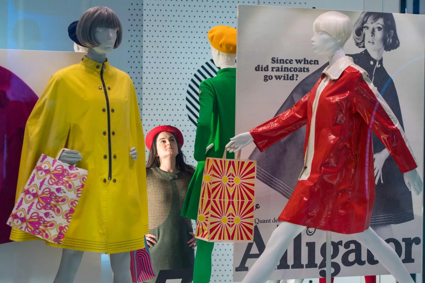 Muuseumitöötaja vaatamas Mary Quanti 1967. aastal loodud vihmamantleid. Moeloojale pühendatud näitus avatakse juures Londonis Victoria ja Alberti muuseumis laupäeval.
