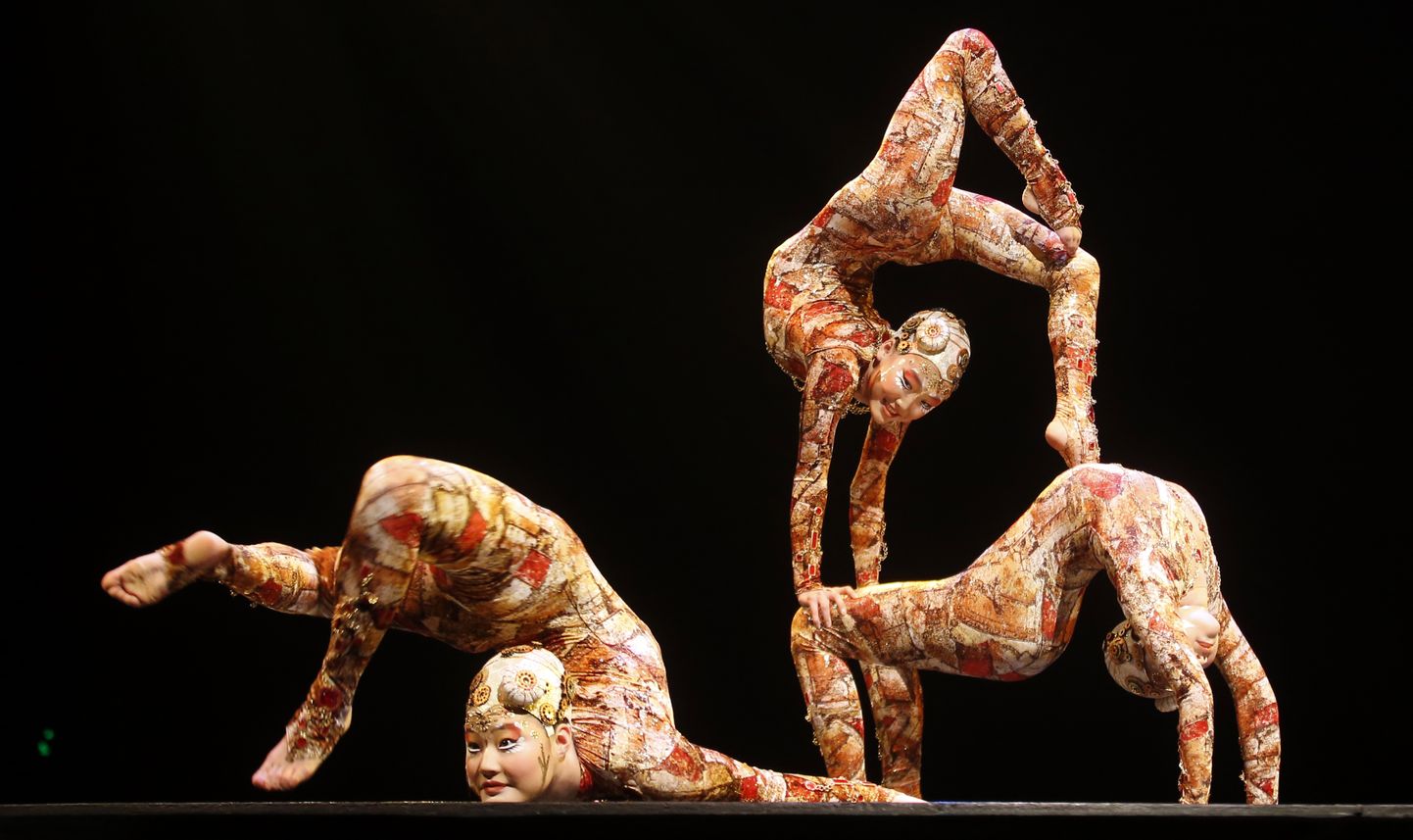 Kondiväänajad Cirque du Soleil etendusel. Pilt on illustreeriv.