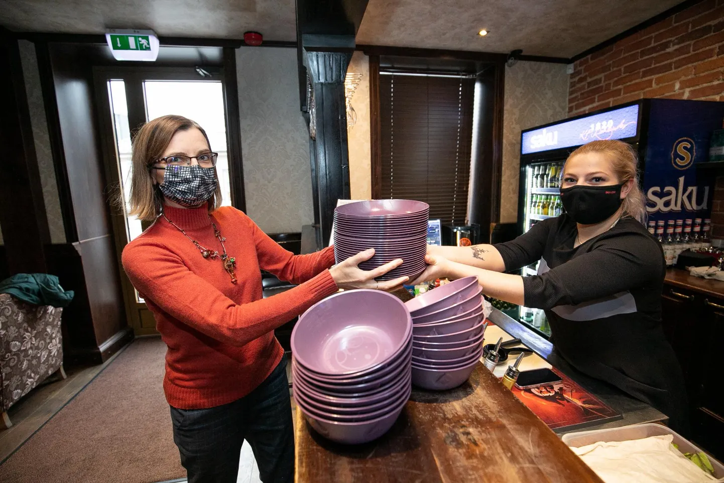 Ringkarpide virnad on tänase seisuga kolmes, homsest võibolla juba neljas Rakvere toidukohas – see annab Kadrin Pintsonile (vasakul), projekti ühele eestvedajale, põhjust edu üle rõõmustada.