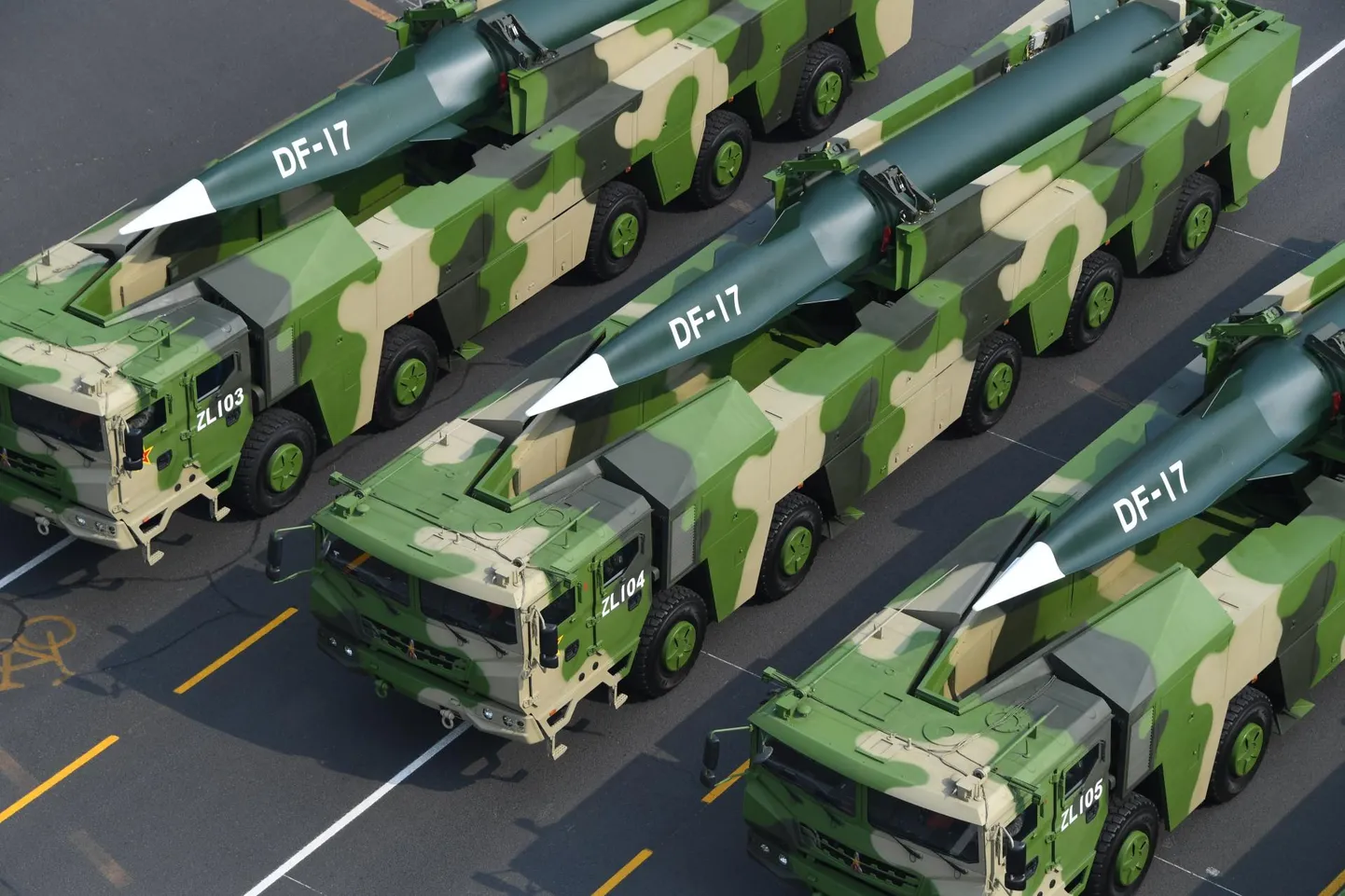 Dongfeng-17 (DF-17) hüperhelikiirusel raketid 1. oktoobril 2019 Pekingis Hiina Rahvavabariigi asutamise 70. aastapäeva sõjaväeparaadil. Sel aastal katsetati neist erinevaid ja suurema lennukaugusega rakette.