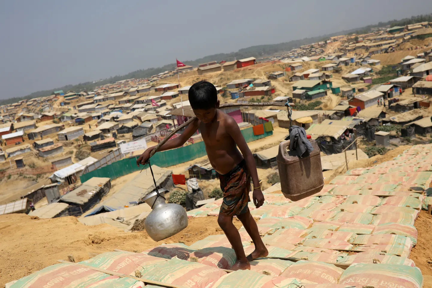 Rohingja poiss kandmas vett Kutupalongi põgenikelaagris Cox's Bazaris Bangladeshis.