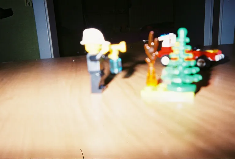 See tuletõrjujate lego on jõulukink ühelt nende peretuttavalt. Suureks saades tahab Omar ka tuletõrjujaks saada. Tema lemmik auto on Ferrari ja ta loodab, et siis tal on tuletõrjeautoks Ferrari.