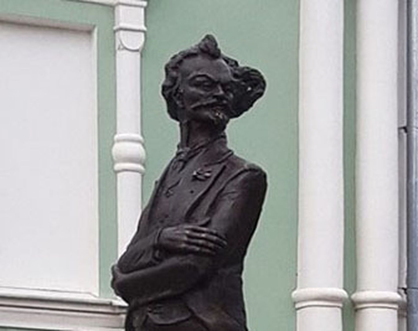 Памятник Константину Бальмонту в Шуе.