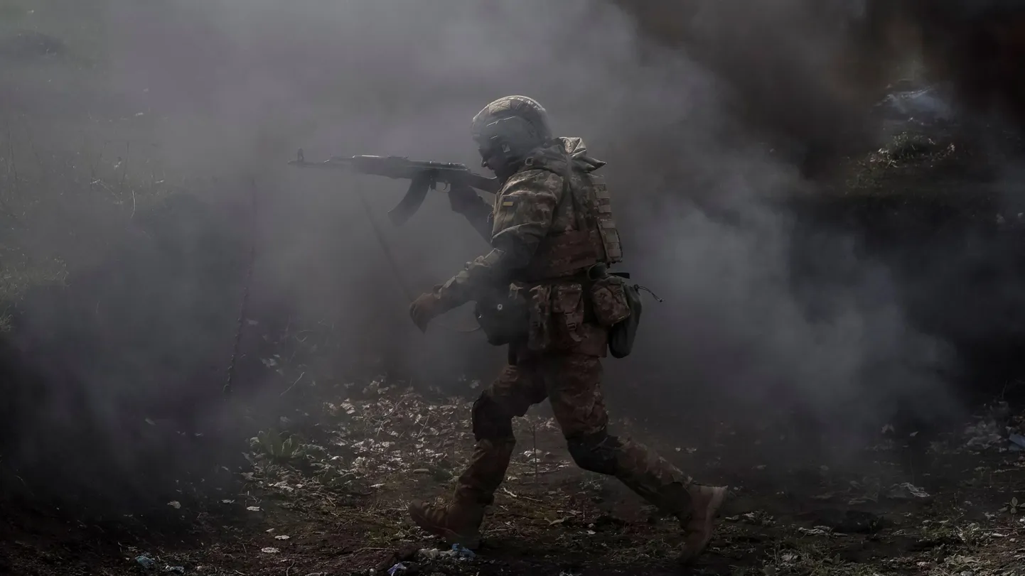 Рекрут 72-й бригады ВСУ во время учений в Киевской области. Украина как и Россия активно пополняет свои боевые бригады в ожидании нового крупного наступления на фронте