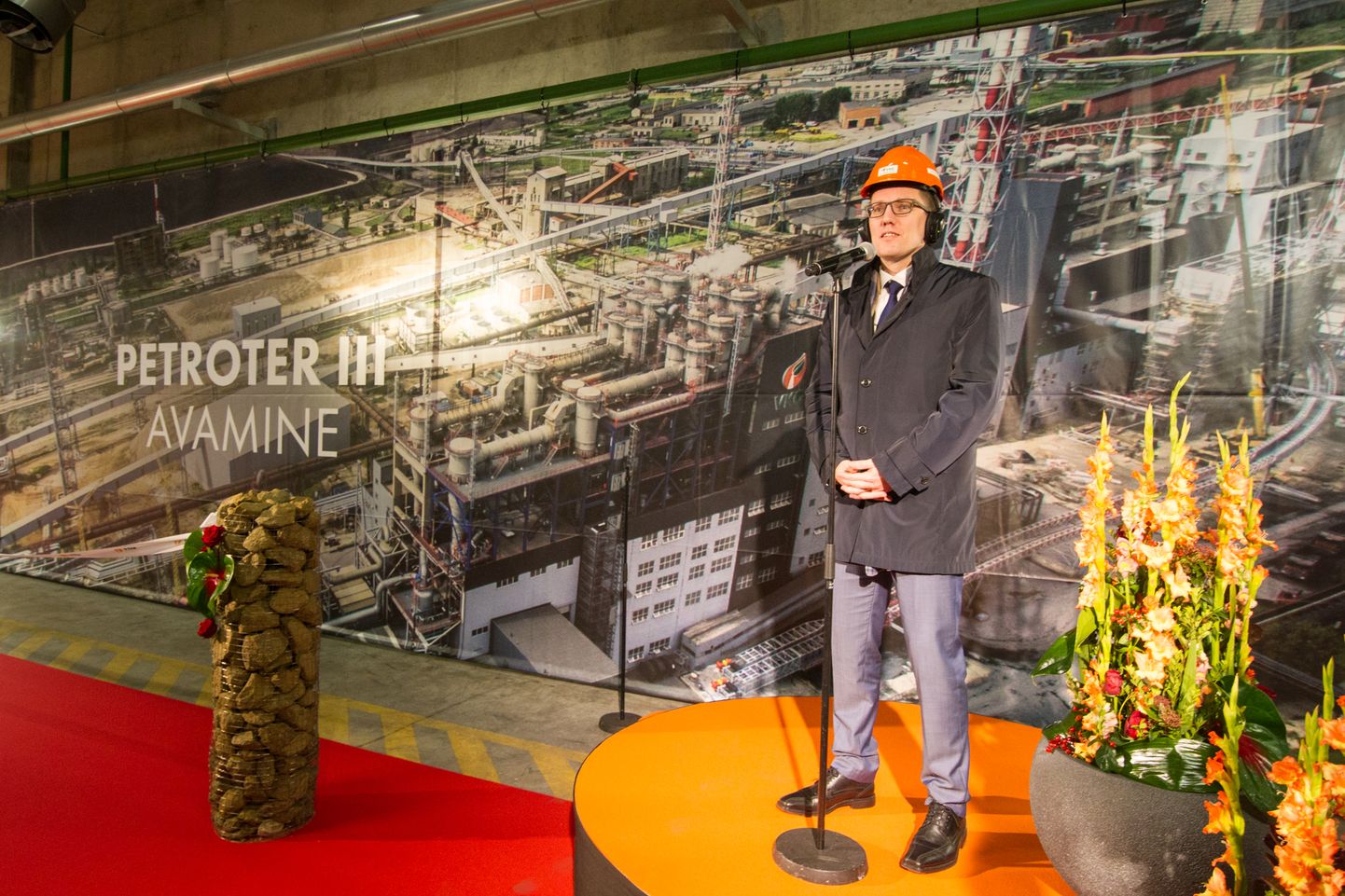 Кристен Михал на церемонии открытия третьего завода масел "Petroter" в ноябре 2015 года произнес речь, в которой одобрил создание заводов масел, поскольку они уменьшают влияние на окружающую среду и увеличивают эффективность использования сланца.
