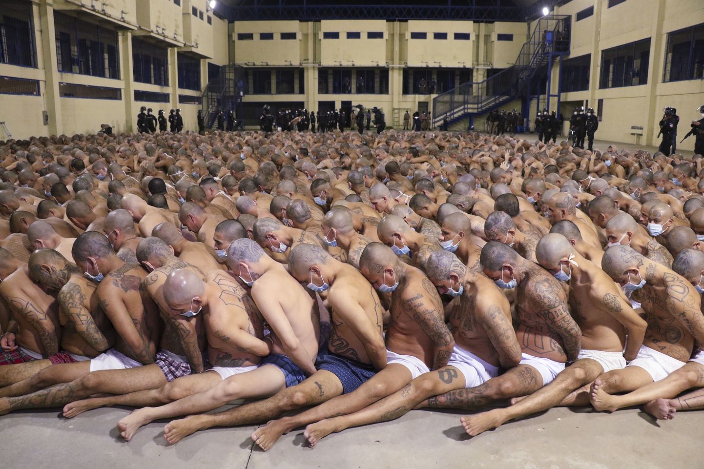 El Salvadori ühe vangla kinnipeetavad pidid 24 tundi koos istuma. Osaliselt maske kandnud kurjategijatel ei olnud aga võimalust üksteisest eemal istuda.