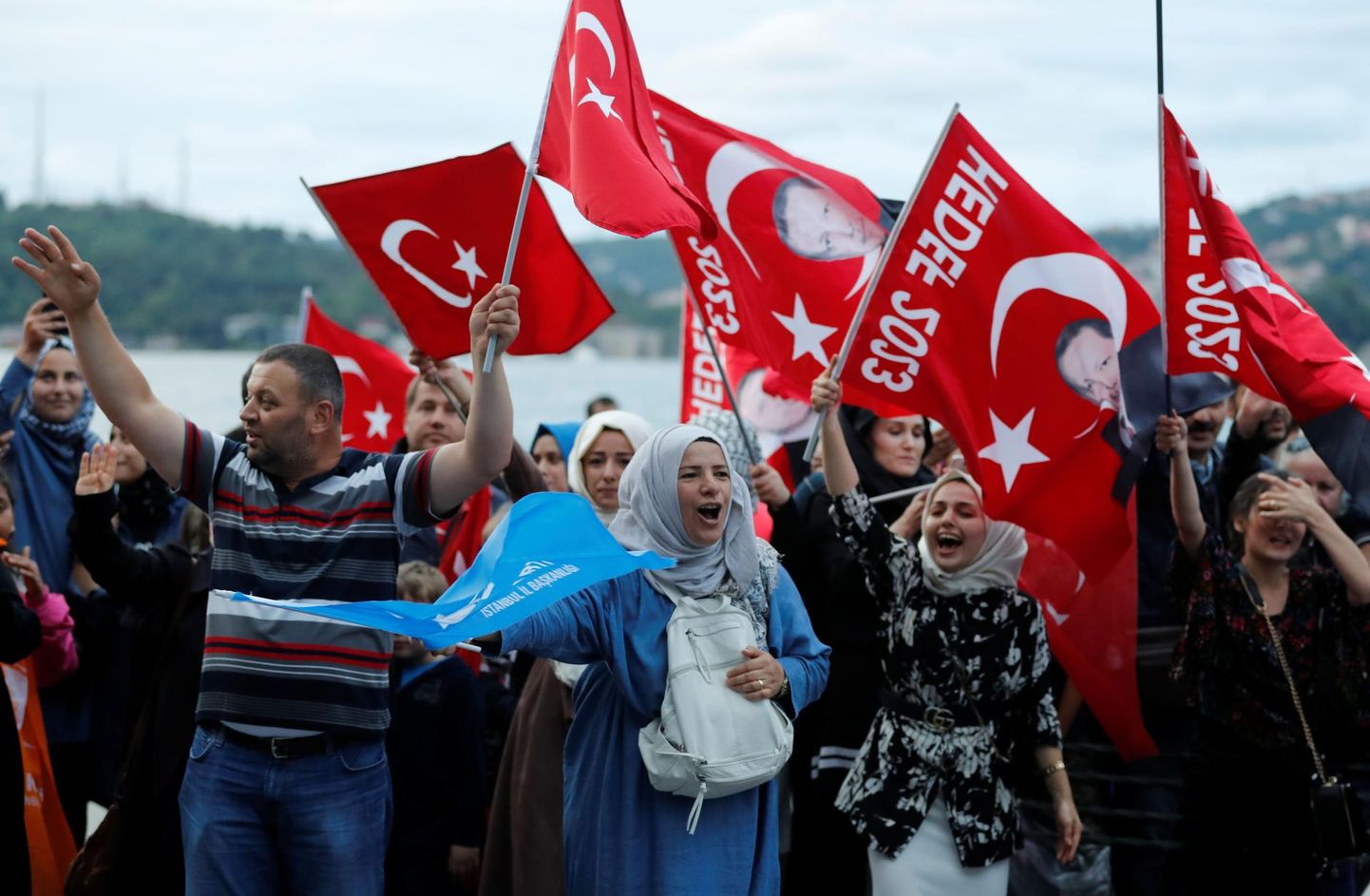 Türgi presidendil Recep Tayyip Erdoğani poolehoidjad eile Istanbulis.