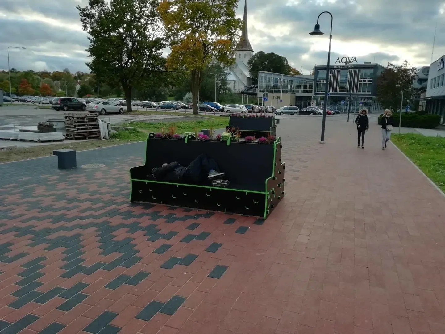 Parkali tänava jalakäijate promenaadi pingil oli magama jäänud meesterahvas.