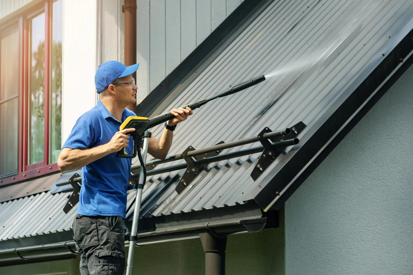 Teraskatuse määrdunud kohtade ­pesuks soovitatakse kasutada sooja vett ja pehmet harja. Võib kasutada ka survepesurit ja katusepesuaineid.
