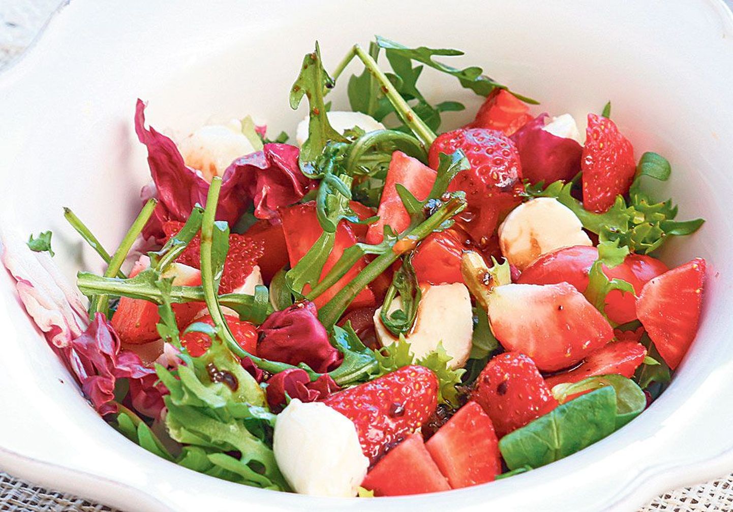 Värvikirev kokkumäng: tomatid, maasikad ja mozzarella juust rohelisega.