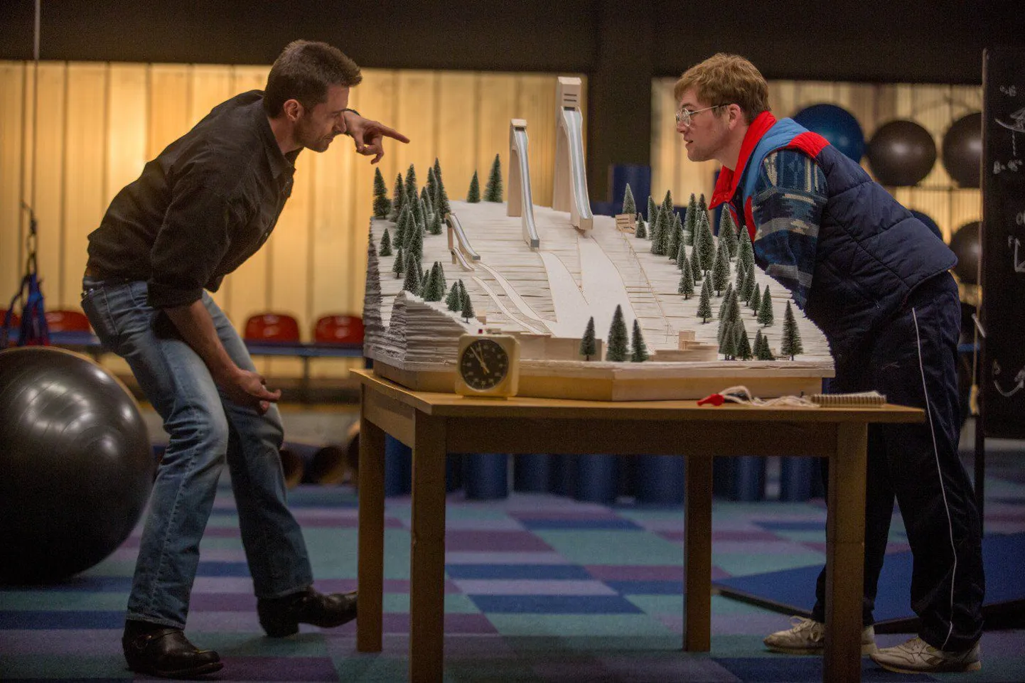 Sõjaplaani peetakse salaja norrakate treeningruumis. vasakul Hugh Jackmann, paremal Taron Egerton