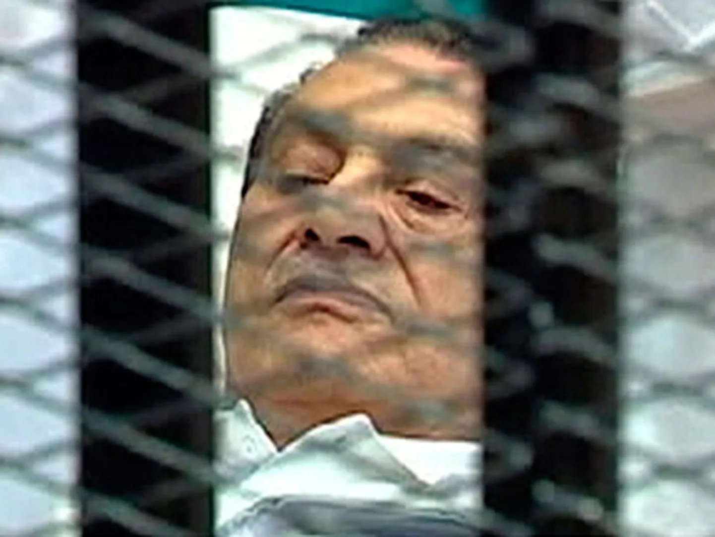 Экс-президент Египта Хосни Мубарак вчера был доставлен на судебные слушания на медицинской кушетке-каталке.