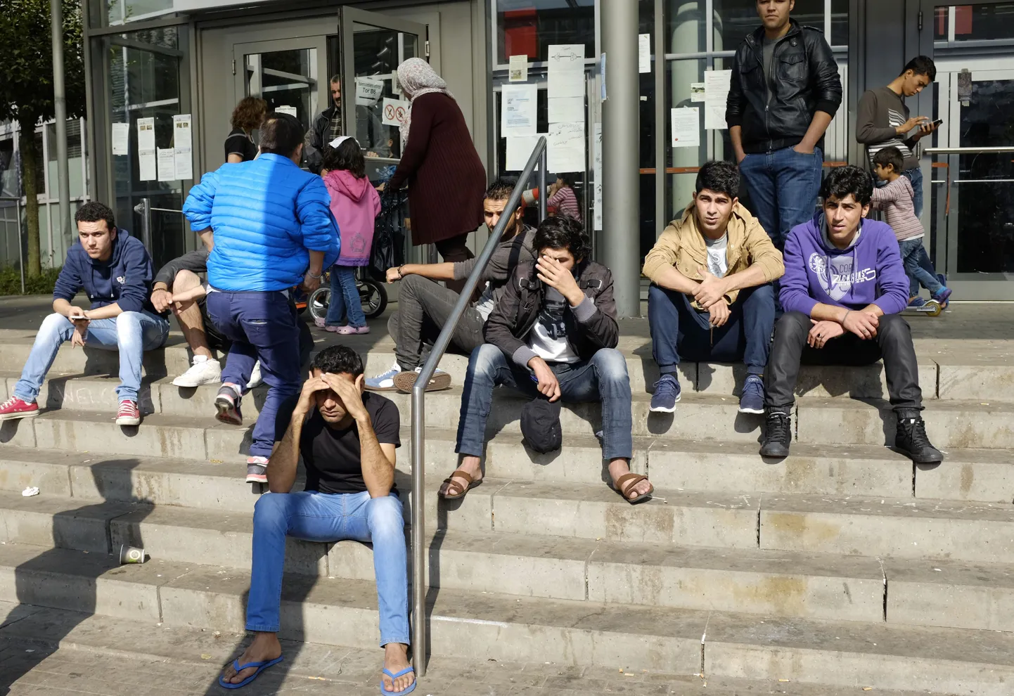 Migrandid Hamburgis asuva majutuskeskuse ees.