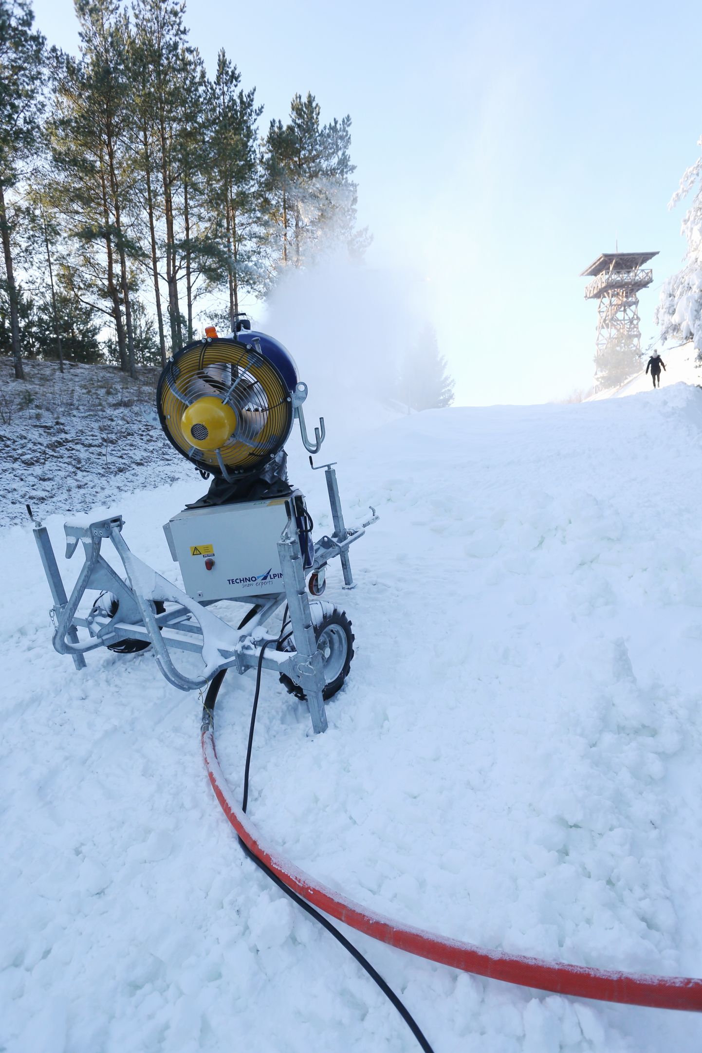 Lumekahurid töötasid mitu päeva täisvõimsusel ning katsid Lähte terviserajad lumega, eilsest on rada suusatajaile avatud.