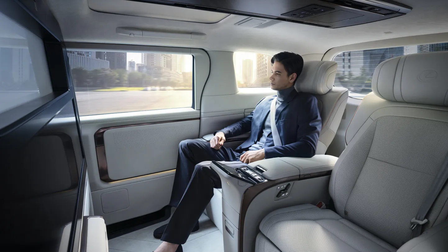 Neljaistmelisena muutub Lexuse uus minibuss LM luksuslimusiinis, mille omanik ilmselt ise roolis ei istu, vaid naudib tagaistme ülimaid mugavusi.