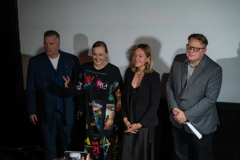 Kultūras ministrijas Kultūrpolitikas departamenta Radošo industriju nodaļas vadītāja Lāsma Krastiņa-Sidorenko starp balvas žūrijas priekšsēdētāju Jāni Žildi un Mūzikas izpildītāju un producentu apvienības LaMPA valdes locekli Agnesi Rakovsku. No kreisās: Biedrības "Latvijas skaņu ierakstu producentu, izdevēju un izplatītāju apvienība" valdes priekšsēdētājs Uģis Higo Glāzītis-Āboltiņš.