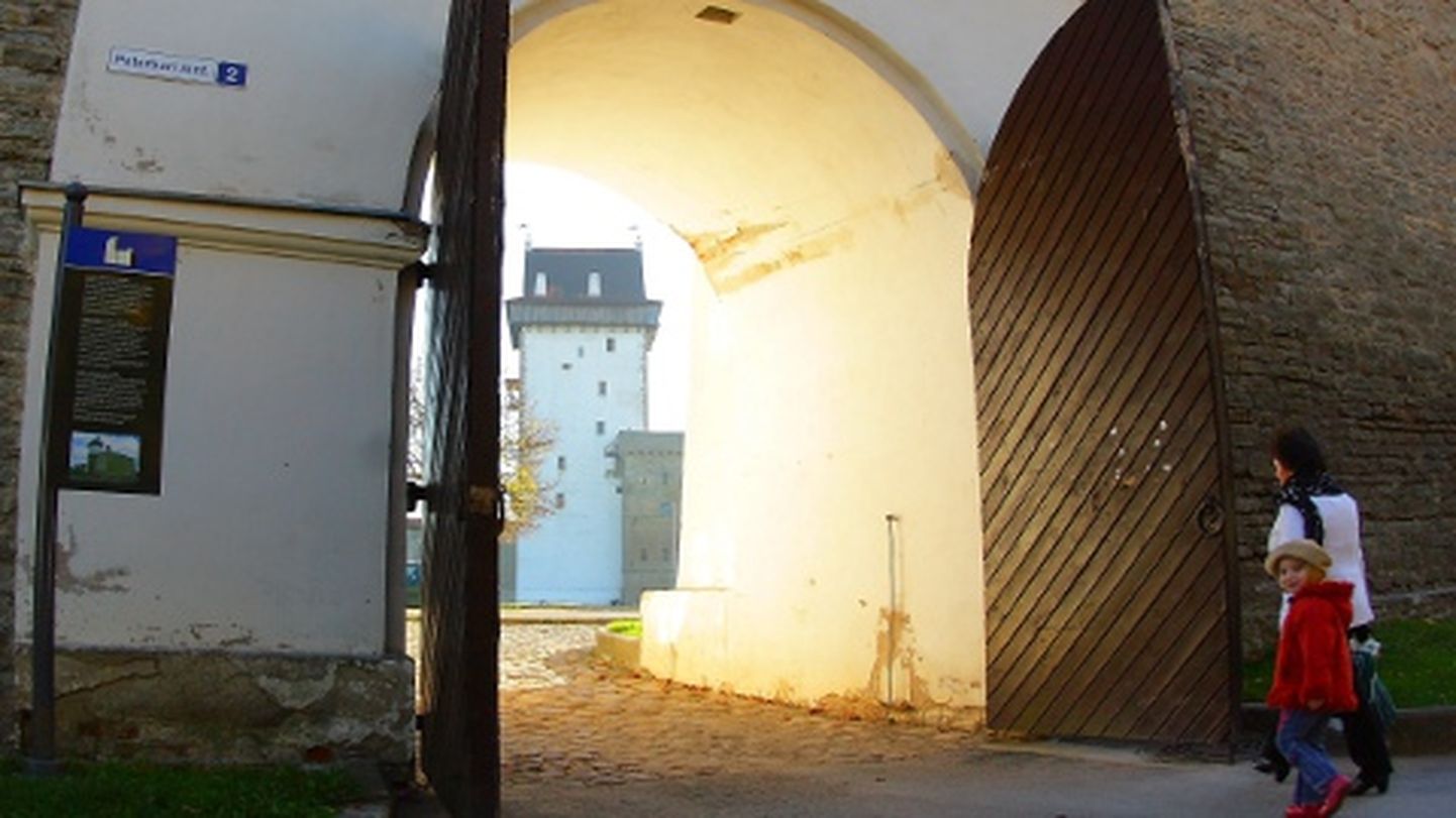 Kindluse värav Narva linnuse pargis.