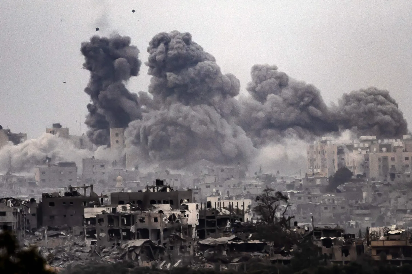 Gaza sektori pommitamisest tõusev suitsupilv.