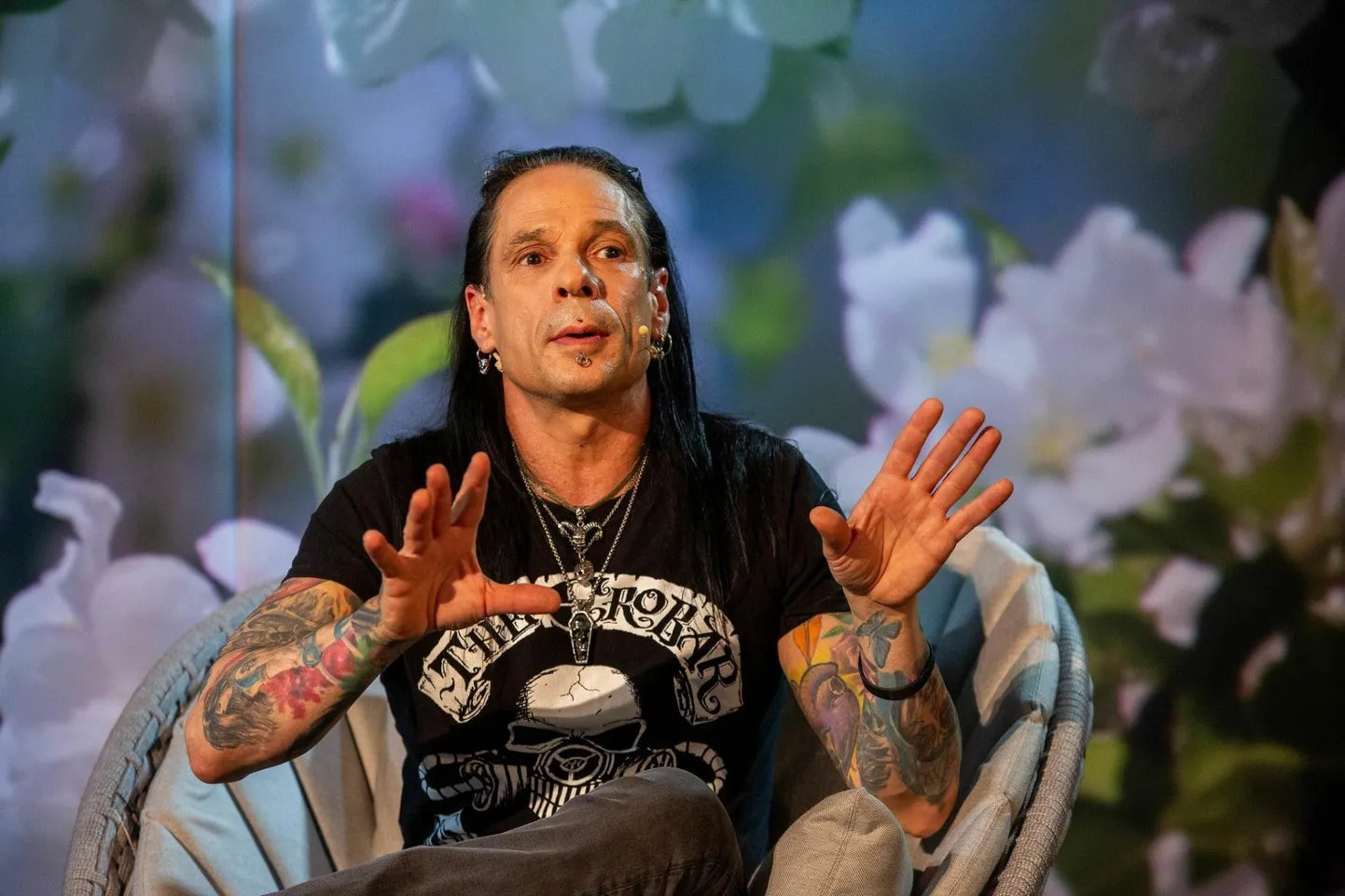 Krimikirjanik Chris Carter tänavu mais Tallinnas kirjandusfestivalil HeadRead. «Ma võtan Hunterist ühe raamatu jagu pausi ja kirjutan ära unistuse loo, pealkiri on «Unistus». See on armastuslugu, aga trikkidega. Kuid mõrva pole,» lubab Carter.