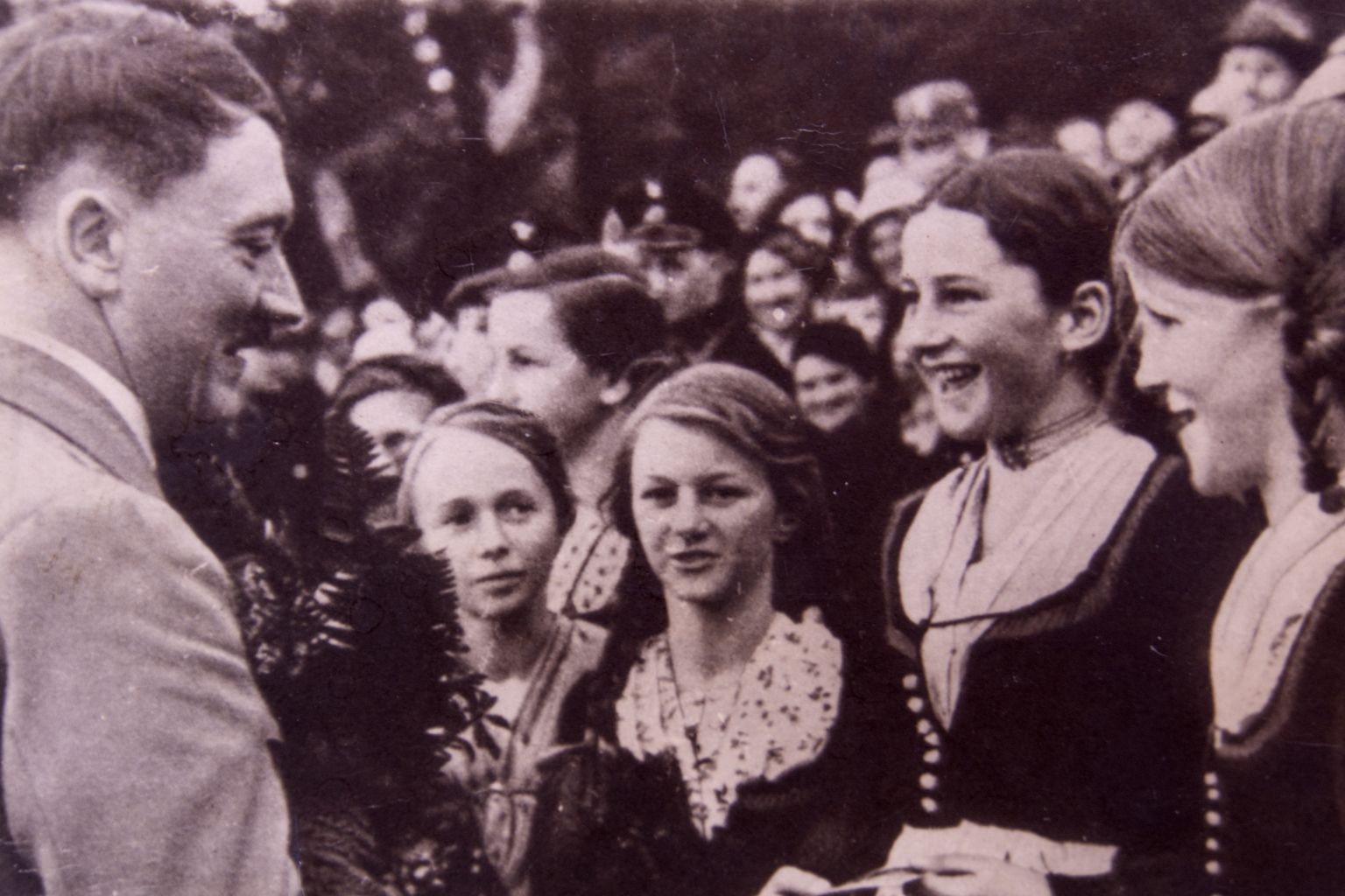 Saksa diktaator Adolf Hitler rääkimas umbes 1942. aastal tüdrukutega