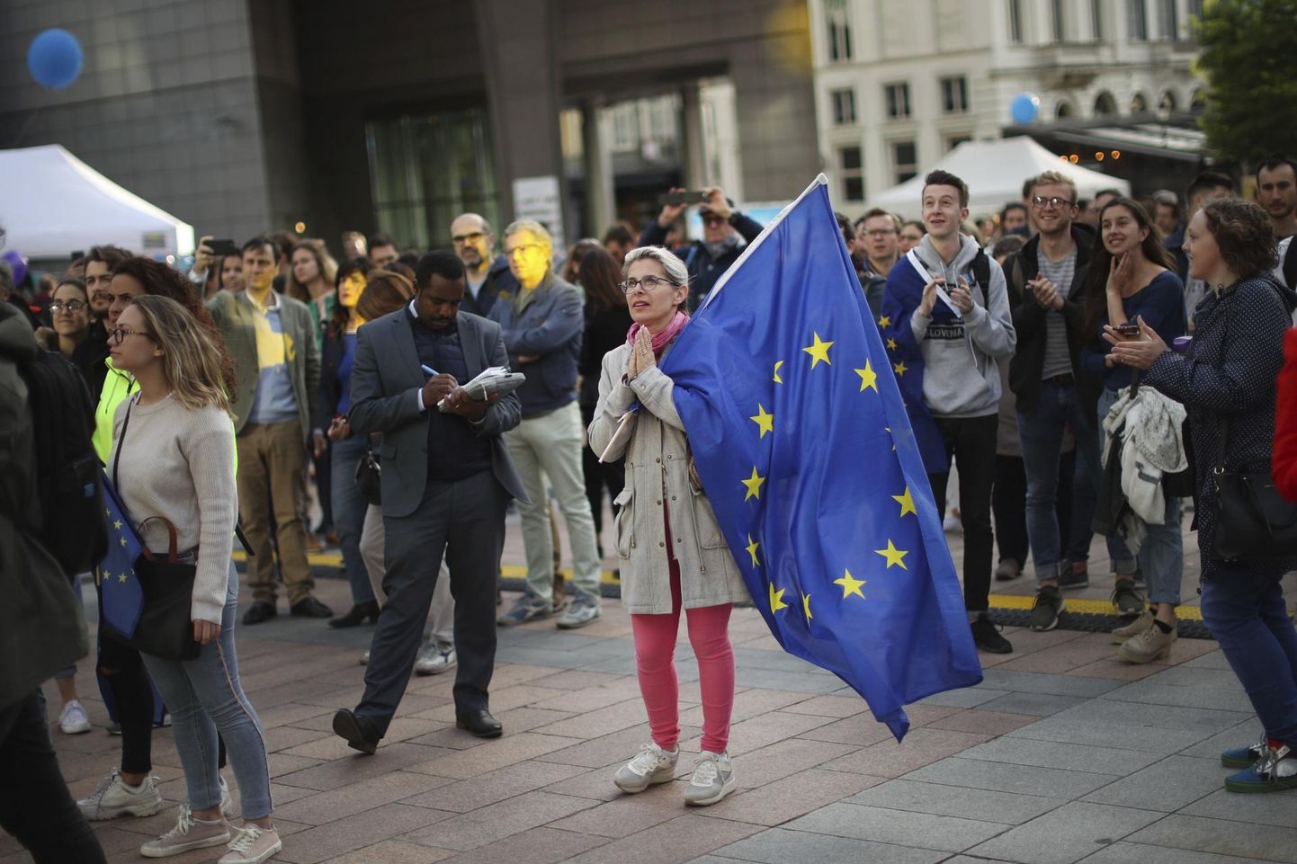 Samal ajal, kui ajakirjanikud ja fraktsioonide töötajad europarlamendi Brüsseli maja sees pinevalt tulemusi ootasid, käis maja ees suvine rahvapidu. 