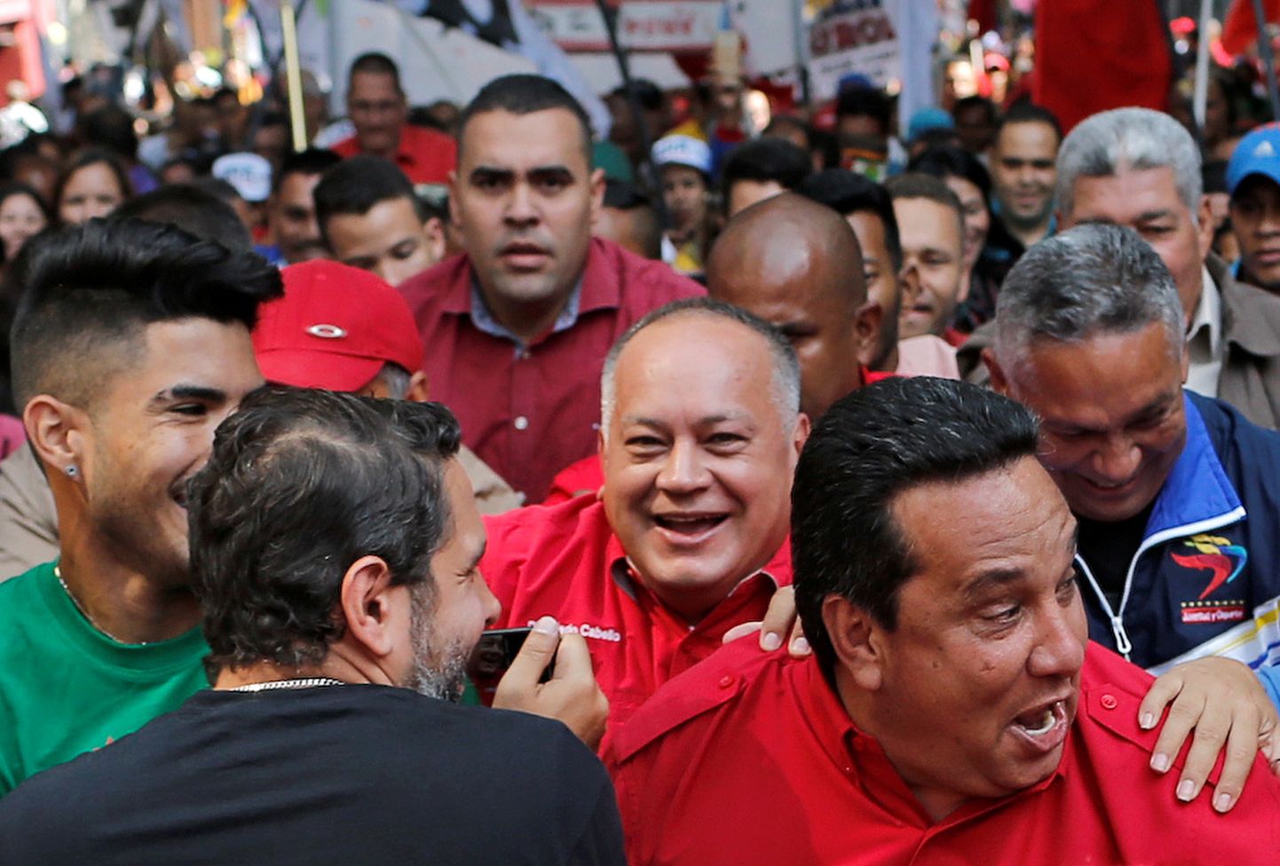Venezuela põhiseadusassamblee president Diosdado Cabello (keskel) esmaspäeval Caracases president Nicolás Maduro valimisvõidu tähistamiseks korraldatud meeleavaldusel.