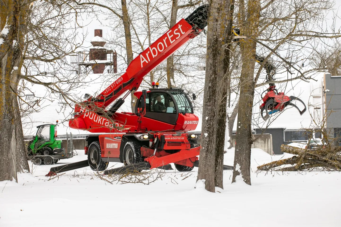 Heiki Hanso puukraana aluspõhjaks on Manitou tõstuk.