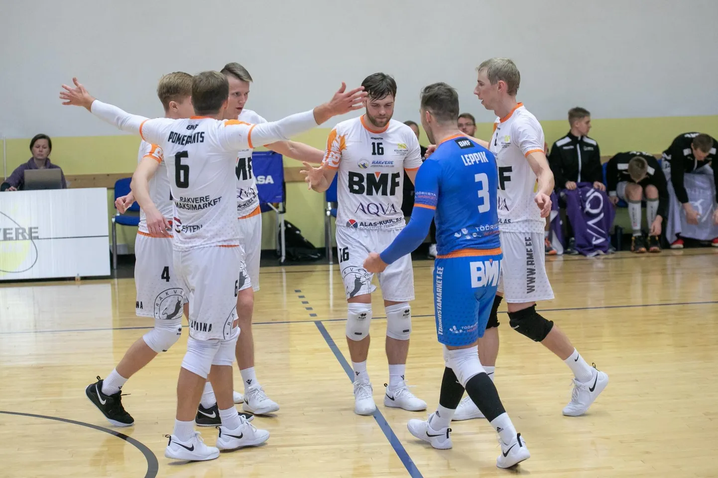 Rakvere võrkpallimeeskond (pildil) on Eesti esiliiga meistrivõistlustel heas hoos. Tabeli esimesel real olevast Tallinna Ülikoolist jääb tiim maha ühe võiduga, punktitabelis on vahe liidriga viis punkti.