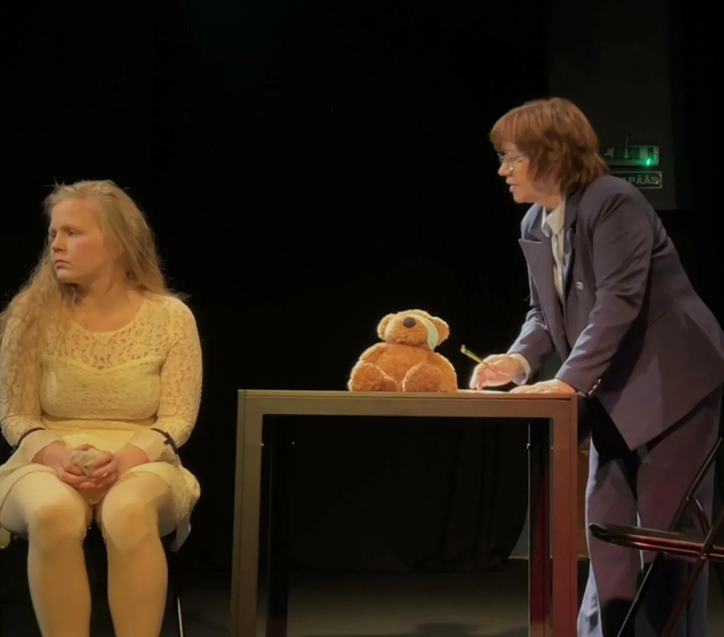 Seasaare teatri "Öö". Näitlejad Katariina Raudsepp ja Reet Raudsepp otsivad vastust küsimusele, mis juhtus 10. märtsi öösel.