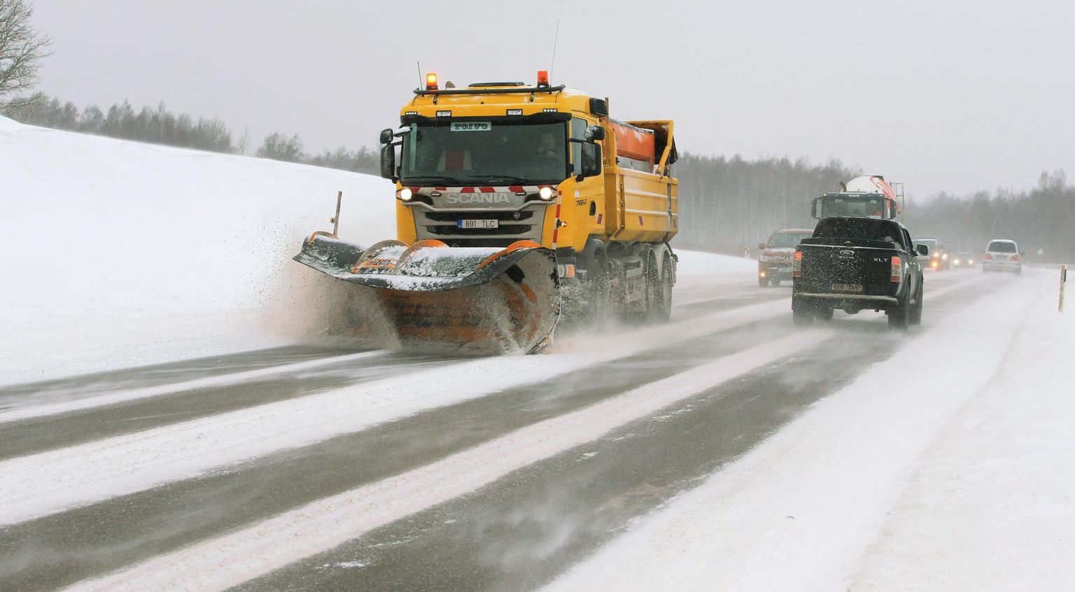 Reedel puhus vinge tuul ja tuiskas lund, sahk lükkas Tartu–Jõgeva–Aravete maanteed lumest puhtaks.