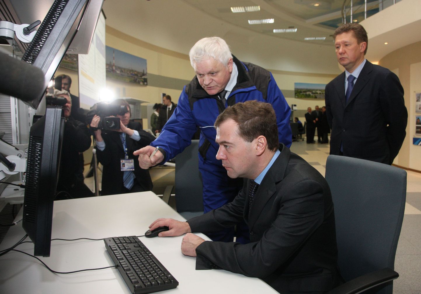 Dmitri Medvedev (istub) ja Gazpromi tegevjuht Aleksei Miller (paremal) täna Omski naftatöötlustehases.