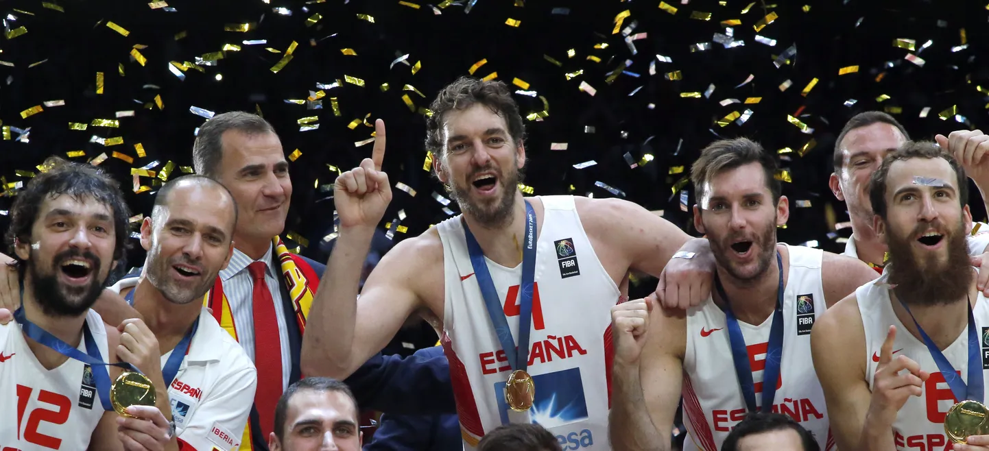 Pau Gasol (keskel) koos koondisekaaslaste ja Hispaania kuninga Felipe VIga.