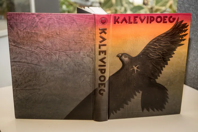 Inara Õuna kavandi järgi 2009. aastal Eesti Nahkehistöö ateljees valminud Fr. R. Kreutzwaldi «Kalevipoja» kaaned, mis on teostatud nahavool tehnikas, koloreeritud ning kaunistatud üksiktempitega. FOTO:SANDER ILVEST/POSTIMEES