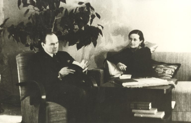 Henrik ja Hilda Visnapuu grupifotol 1939. a KM EKLA, B-37:6676