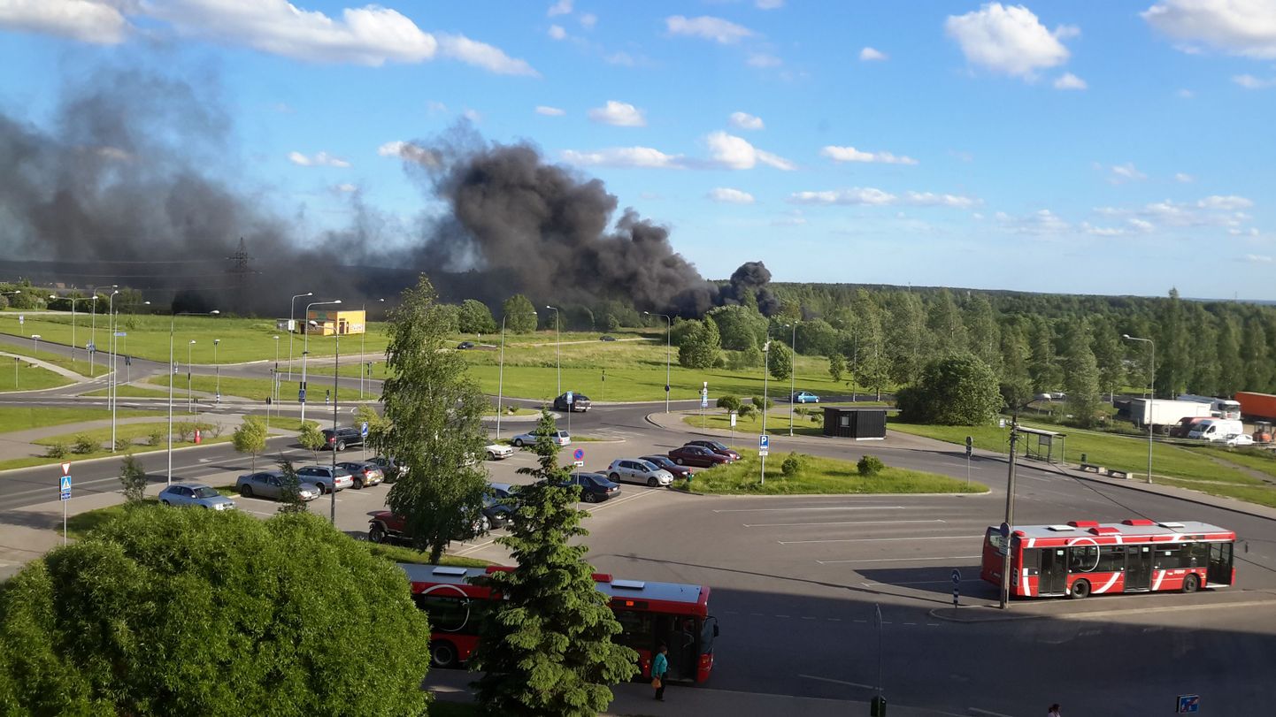 Пожар в гаражах на улице Нылваку в Тарту.